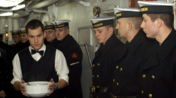 Gdynia, 22.12.2002."Idzie" świąteczny barszcz z uszkami. Podczas świąt Bożego Narodzenia nie wszyscy marynarze wyjeżdżają do swoich domów. Dla tych, którzy pozostaną na okrętach kucharze przygotują świąteczne potrawy. Fot. PAP/Stefan Kraszewski.