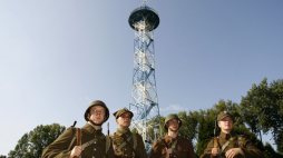 Grupa rekonstruktorów przed katowicką wieżą spadochronową. Fot. PAP/Andrzej Grygiel 