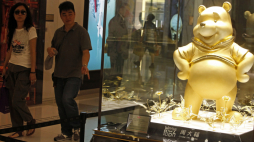 Figura Kubusia Puchatka na wystawie w Hong Kongu. Fot. PAP/EPA/Alex Hofford