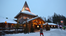 Dom świętego Mikołaja w Rovaniemi. Fot. PAP/Rafał Guz