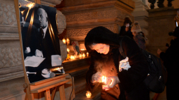 Mieszkańcy zapalają znicze przed warszawską galerią Zachęta podczas uroczystości w 93. rocznicę zamachu na pierwszego prezydenta RP Gabriela Narutowicza, 2015 r. Fot. PAP/Bartłomiej Zborowski