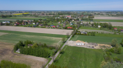 Widok z drona na Baranów (pow. grodziski) 2021 r.  fot. PAP/Leszek Szymański