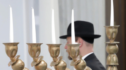 Świece chanukowe. Fot. PAP/Tomasz Gzell