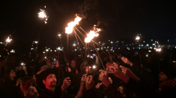 Mieszkańcy stolicy podczas "Cichego Sylwestra" na Bulwarach Pattona w Warszawie. Fot. PAP/Marcin Obara