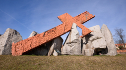Pomnik Pamięci Ofiar Lubina' 82 w Lubinie. Fot. PAP/Krzysztof Ćwik