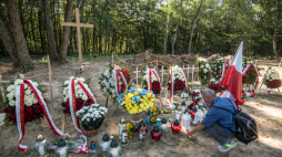 Pogrzeb ekshumowanych szczątków polskich ofiar zbrodni wołyńskiej na terenie dawnej wsi Puźniki w dzisiejszym obwodzie tarnopolskim na zachodzie Ukrainy. Fot. PAP/Vladyslav Musiienko