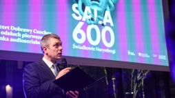 P.o. dyrektor Instytutu Pileckiego Karol Madaj na spotkaniu dotyczącym produkcji Studia Reportażu Polskiego Radia - audioserialu pt. "Sala 600. Świadkowie Norymbergi", 20 listopada 2025 r. w siedzibie Instytutu Pileckiego w Warszawie. Fot. PAP/Radek Pietruszka