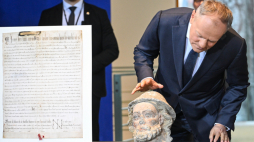 Premier Donald Tusk podczas ceremonii przekazania zrabowanych w Polsce podczas wojny dóbr kultury, w siedzibie Urzędu Kanclerskiego w Berlinie. Fot. PAP/Radek Pietruszka