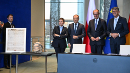 Premier Donald Tusk (3P), kanclerz Niemiec Friedrich Merz (2P), pełnomocnik rządu Federalnego Niemiec ds. kultury i mediów Wolfram Weimer (P) i minister kultury i dziedzictwa narodowego Marta Cienkowska (4P) podczas ceremonii przekazania zrabowanych w Polsce podczas wojny dóbr kultury, 1 bm. w siedzibie Urzędu Kanclerskiego w Berlinie. Fot. PAP/Radek Pietruszka