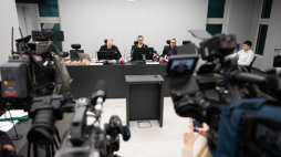 Sąd Apelacyjny w Poznaniu, sędziowie Maciej Świergosz, Henryk Komisarski i Piotr Gerke. Sąd ogłosił wyrok w sprawie Mirosława R. ps. Ryba i Dariusza L. ps. Lala, oskarżonych o uprowadzenie i pomocnictwo w zabójstwie dziennikarza Jarosława Ziętary we wrześniu 1992 roku. Fot. PAP/Jakub Kaczmarczyk