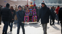 Prezentacja szopek na Rynku Głównym w Krakowie w ramach 83. edycji Konkursu Szopek Krakowskich. Szopkarze przynoszą swoje prace na krakowski Rynek Główny co roku w pierwszy czwartek grudnia. Fot. PAP/Łukasz Gągulski