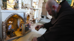 Budowa tradycyjnej ruchomej szopki bożonarodzeniowej w Sanktuarium Pasyjno-Maryjnym w Kalwarii Zebrzydowskiej. Fot. PAP/Łukasz Gągulski