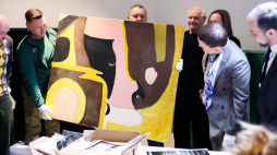 Minister kultury i dziedzictwa narodowego Marta Cienkowska (2P) na konferencji prasowej dotyczącej przekazania części archiwum Richarda Demarco do zbiorów Muzeum Sztuki w siedzibie placówki w Łodzi. Fot. PAP/Marian Zubrzycki