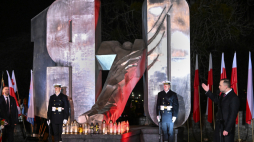 55. rocznica czarnego czwartku w grudniu 1970 r. Prezydent RP Karol Nawrocki (P) przemawia podczas uroczystości przed pomnikiem Ofiar Grudnia 1970 w Gdyni. Fot. PAP/Andrzej Jackowski