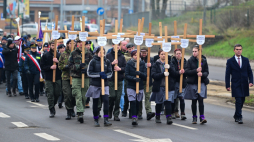 Uczestnicy uroczystości upamiętniających ofiary szczecińskiego Grudnia '70 podczas przemarszu sprzed bramy Stoczni Szczecińskiej pod pomnik Anioła Wolności na pl. Solidarności. Fot. PAP/Marcin Bielecki 
