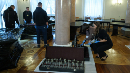 Demontaż okrągłego stołu w Pałacu Prezydenckim w Warszawie. Mebel ma trafić do Muzeum Historii Polski. Fot. PAP/Albert Zawada