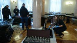 Demontaż okrągłego stołu w Pałacu Prezydenckim w Warszawie. Fot. PAP/Albert Zawada