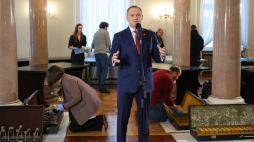 Prezydent RP Karol Nawrocki przemawia podczas demontażu Okrągłego Stołu w Pałacu Prezydenckim w Warszawie, 18 grudnia 2025 r. Stół ma trafić do Muzeum Historii Polski. Fot. PAP/Albert Zawada