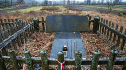 Miejsce pamięci polskich ofiar rzezi wołyńskiej w Ugłach. Fot. PAP/Vladyslav Musiienko 