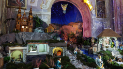 Największa w centralnej Polsce ruchoma szopka bożonarodzeniowa prezentowana w klasztorze ojców bernardynów w Warcie. Fot. PAP/Marian Zubrzycki