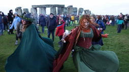 8,5 tys. osób świętowało przesilenie zimowe w Stonehenge. PAP/EPA/NEIL HALL