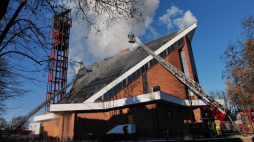 Pożar poddasza kościoła pw. Najświętszego Serca Pana Jezusa przy ul. Władysława Kunickiego w Lublinie, 25 grudnia 2025 r. Fot. PAP/Karol Zienkiewicz 