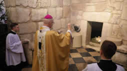 Abp Adrian Galbas podczas mszy bożonarodzeniowej w warszawskiej archikatedrze Św. Jana Chrzciciela. Fot. PAP/Paweł Supernak