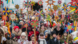 Tradycyjny marsz z gwiazdami bożonarodzeniowymi w Kijowie, 25 bm. Fot. PAP/Vladyslav Musiienko