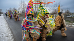 Uczestnicy konkursu "Brodacz Roku 2025" w Sławatyczach, 29 bm. w ramach wielopokoleniowej tradycji symbolicznego pożegnania starego roku. Fot. PAP/Wojtek Jargiło