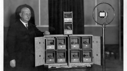 Rozgłośnia w Warszawie. Audycja o hodowli kanarków. Klatki z kanarkami przed mikrofonem Polskiego Radia, 1929 r. /NAC