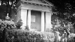 Wilno. Cmentarz Misjonarzy na Rossie. Widoczna kaplica i groby obrońców Wilna, 1935 r./NAC