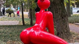 Krwistoczerwona „Gaja” przy głównej alei w Busku–Zdroju. Źródło: facebook