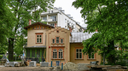 Dworek Kossakówka podczas remontu w maju 2025 r. Fot. Jeremiah Z. Cockroach, CC BY-SA 4.0 <https://creativecommons.org/licenses/by-sa/4.0>, via Wikimedia Commons