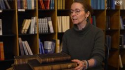 Jadwiga Jeż z Biblioteki ŻIH prezentuje odzyskane księgi. Fot. Screen/PAP Media