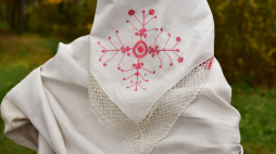 Haft laskowiacki z mikroregionu kolbuszowsko-raniżowskiego. Fot. muzeumetnograficzne.rzeszow.pl