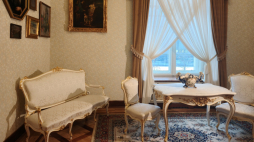 Część odrestaurowanego neorokokowego kompletu mebli w pałacu rodziny Poznańskich w Łodzi. Fot. Facebook/Muzeum Miasta Łodzi