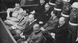 Ława oskarżonych w Procesie Norymberskim. Zbiory National Archives and Records Administration, na lic. Wikimedia Commons