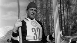Narciarz-dwuboista Franciszek Groń-Gąsienica 1956 r. W tym samym roku w Cortina d'Ampezzo zdobył dla Polski pierwszy medal (brązowy) w historii Zimowych Olimpiad. Fot. PAP/Jerzy Baranowski