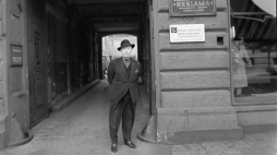 Łódź 1960. Światowej sławy pianista Artur Rubinstein w bramie domu, w którym się urodził, przy ul. Piotrkowskiej 78. dl/meg PAP/Witold Rozmysłowicz