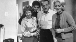 Kazimierz Rudzki, Irena Kwiatkowska, Krzysztof Janczar i Alina Janowska w serialu Wojna domowa, w reżyserii Jerzego Gruzy. Fot. PAP/archiwum