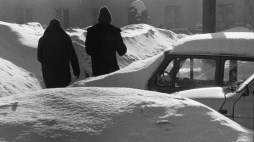 Warszawa, 1979-02-19. Spacer tunelami wśród zwałów śniegu. Fot. PAP/CAF/Edmund Uchymiak