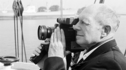 Gdynia 03.09.1987. Polski podróżnik, dziennikarz, pisarz, operator filmowy, fotograf Tony Halik na żaglowcu Dar Młodzieży wyrusza w podróż dookoła świata, trasą wokół trzech przylądków, m.in. Hornu. Fot. PAP/Janusz Uklejewski