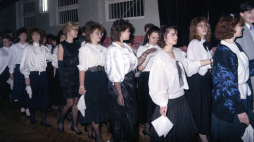 Studniówka w XLII Liceum Ogólnokształcącym w Warszawie w 1988 r. Fot. PAP/Ireneusz Sobieszczuk