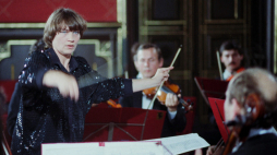 Festiwal Muzyki Krzysztofa Pendereckiego, Kraków-Lusławice-Poznań. Na zdjęciu koncert orkiestry kameralnej pod dyrekcją Agnieszki Duczmal w Collegium Novum Uniwersytetu Jagiellońskiego, Kraków 1988. Fot. gr PAP/Jan Morek