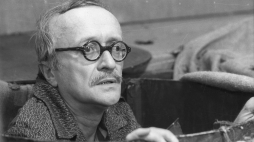 Jan Tadeusz Stanisławski (w 1990 r. w kabarecie Olgi Lipińskiej). Fot. PAP/Marcin Wagner