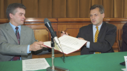 Warszawa 07.07.1993. Siedziba Socjaldemokracji Rzeczypospolitej Polskiej (SdRP) przy ul. Rozbrat, zawarcie wyborczej koalicji Sojusz Lewicy Demokratycznej (SLD). Przed zbliżającymi się wyborami do Sejmu, 29 sygnatariuszy podpisało umowę koalicyjną. Nz. sygnatariusze porozumienia: przewodniczący Krajowego Komitetu Wyborczego (KKW) Sojuszu Lewicy Demokratycznej (SLD) Włodzimierz Cimoszewicz (L) i wiceprzewodniczący KKW Aleksander Kwaśniewski, lider Socjaldemokracji Rzeczypospolitej Polskiej (SdRP).Fot. PAP/An