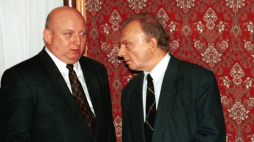 Warszawa, 28.11.1995. N/z premier Józef Oleksy i minister spraw wewnętrznych Andrzej Milczanowski. Na kilka dni przed opuszczeniem przez Wałęsę urzędu prezydenta odchodzący wraz z nim szef MSW Andrzej Milczanowski oskarżył publicznie SLD-owskiego premiera Józefa Oleksego o działalność agenturalną na rzecz Rosji i skierował sprawę do prokuratury. Fot. PAP/Janusz Mazur 