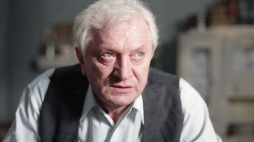 Marian Kociniak w 1996 r. w spektaklu Teatru Telewizji "Boso, ale w ostrogach". Fot. PAP/Afa Pix/Krzysztof Wellman