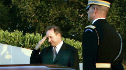 Michael Reagan podczas ceremonii pogrzebowej swego ojca prezydenta Ronalda Reagana w Simi Valley w Kalifornii w 2004 r.