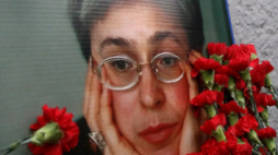 Kwiaty i zdjęcia złożyli Rosjanie przed domem zamordowanej rok temu rosyjskiej dziennikarki Anny Politkowskiej, w Moskwie, 7 października 2007 r. Fot. PAP/EPA/STRINGER